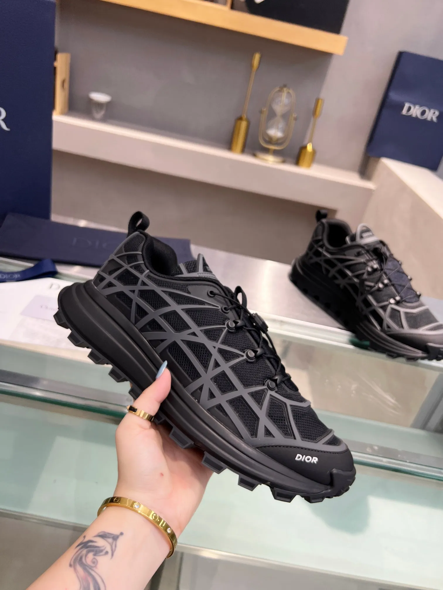 👟👟Ex-factory price 640👟👟 Dior 2023 new style 🆕Low-top B31 Runner sneakers Material: Carefully made of imported mesh fabric, with curved rattan plaid injection molded rubber to enhance the style, a new interpretation of classic patterns, highlighting a futuristic style. Di~r logos adorn the tongue and front, perforations accentuate the hiking style, and a CD Diamond drawstring adds technical appeal. The textured, notched platform is crafted from rubber for optimal traction, and a reinforced heel adds to the comfort. Can be paired with sportswear and casual outfits to create a sophisticated look. Size: Male 39-45 (female size will be released later)